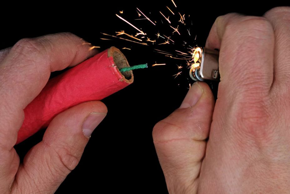 Consejos de seguridad en el manejo de fuegos artificiales y petardos Consejos de seguridad en el manejo de fuegos artificiales y petardos