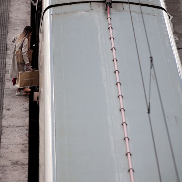 Una mujer entrando en el tren en Navidad Una mujer entrando en el tren en Navidad