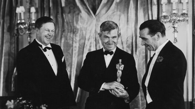 Will Rogers entrega el Oscar en 1933 a "mi buen amigo Frank" Will Rogers entrega el Oscar en 1933 a "mi buen amigo Frank"