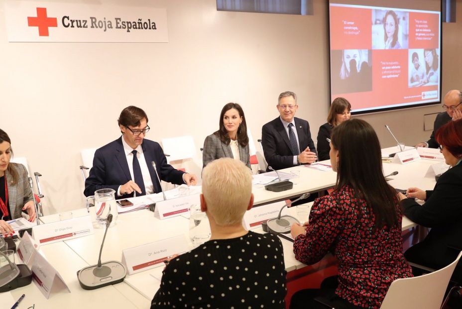 El ministro de sanidad Salvador Illa (1i) y la Reina Letizia (2i) participan en una Sesión de Trabajo en el marco de las Jornadas de Cruz Roja Violencia de Género Estrategias y retos” en la sede de la Cruz Roja en Ma