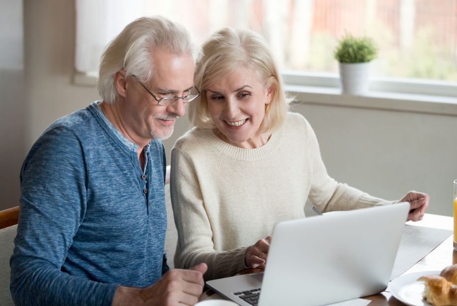 Pareja de mayores buscando ofertas en internet Pareja de mayores buscando ofertas en internet