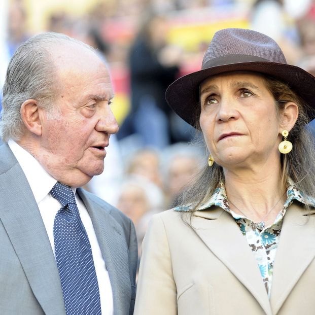 EL REY JUAN CARLOS DISFRUTA DE LOS TOROS JUNTO A SU HIJA LA INFANTA ELENA EL REY JUAN CARLOS DISFRUTA DE LOS TOROS JUNTO A SU HIJA LA INFANTA ELENA