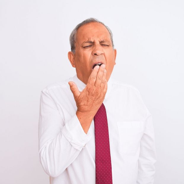 hombre mayor bostezando hombre mayor bostezando