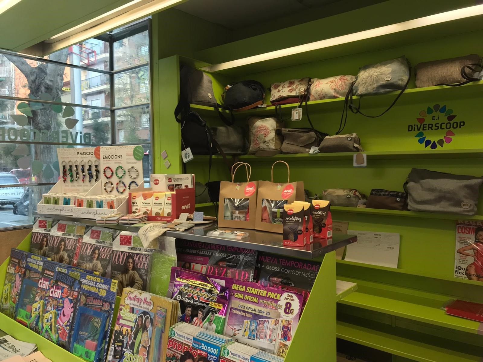 Barcelona da una segunda vida a sus quioscos y lleva la prensa a los mayores, entre otros servicios