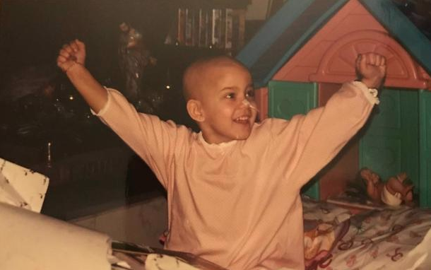 María Sánchez de niña en el hospital. Instagram María Sánchez de niña en el hospital. Instagram