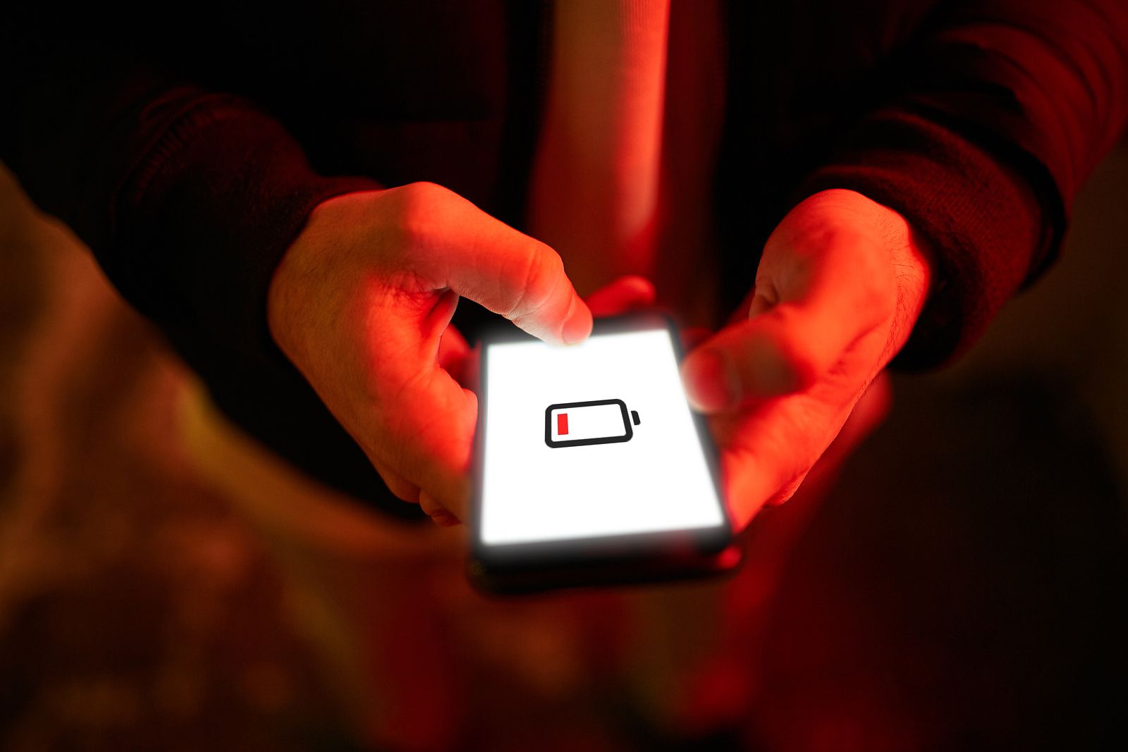 Los errores que estás cometiendo al cargar el móvil