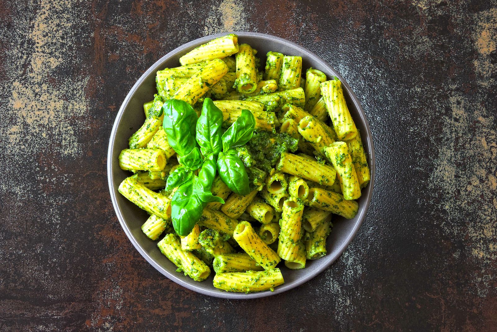 Descubre cómo hacer el mejor pesto casero sin piñones, explicado por un chef italiano