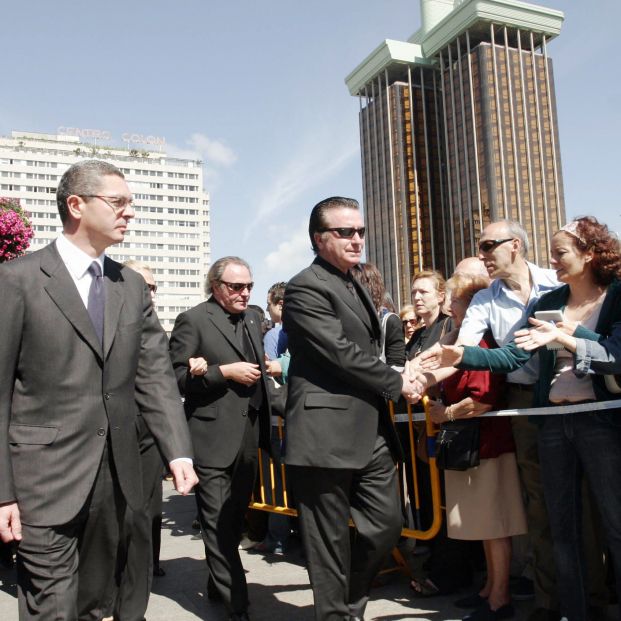 Conocemos su rostro y su nombre desde que nacio prácticamente. No en vano es la hija de una de las grandes artistas de este país, la inigulable Rocío Jurado. Pese a compartir nombre con su progenitora (y que se continuado en la figura de su propia hija) Rocío Carrasco no siguió en el mismo camino de la interpretación. Su vida siempre ha estado bajo la alargada sombra de su madre y no ha sido fácil; sobre todo desde que ella falleciera un 1 de junio del año 2006. Desde entonces, la vida de la hija de la cantante de copla no ha estado exenta de polémica por desavenencias familiares. No es un secreto que no mantiene relación con nadie de su familia materna. Una vida mostrada a los medios desde la cuna Rocio Carrasco es la única hija del matrimonio que Rocío Jurado mantuvo con el ex campeón de boxeado Pedro Carrasco. Nació a finales del mes de abril del año 1977 y como ha confesado en más de una ocasión siempre ha sido una niña que ha tenido todo lo que ha querido en la vida. Sobre todo por parte de su padre de quien era su "ojito derecho". La separación del matrimonio se produjo en el verano del año 1989 y se quedó a vivir con su madre pese a los continuos viajes que por su profesión tenía que hacer Rocío Jurado. Poco estuvo en la casa familiar ya que cumplidos los 18 años se independizó y se marchó a la localidad catalana de Argentona para vivir con su novio, Antonio David Flores que por entonces era un joven guardia civil. Una decisión que no gustó del todo a sus padres que consideraban que era demasiado joven para irse de casa con una pareja.Sin embargo la decisión de una joven Rocío Carrasco era firme, tanto que apenas un año después se casó con su novio en la finca familiar de Yerbabuena. Ese enlace supuso todo un acontecimiento para la crónica social de entonces. Fruto de ese matrimonio nacieron dos hijos, Rocío (como su madre y su abuela) a finales del año 1996 y David dos años más tarde. La figura de Rocío Carrasco a la sombra de su madre: su vida, polémicas familiares... Nada hacía entonces presagiar que el matrimonio no acabaría de forma amistosa varios años después. Mientras duró la felicidad en esa casa, Antonio David seguía con su trabajo como funcionario mientras su mujer comenzaba con sus incursiones en el mundo de la televisión y la moda. Así, durante años trabajó en diversos programas como colaboradora como en Día a Día, el programa presentado por Maria Teresa Campos a la que Rocío Carrasco considera como una segunda madre. El comienzo del declive matrimonial comenzó la acusación sobre su marido por supuesta apropiación de dinero de unas multas. No tardó en llegar el final, en el año 1999, para esta historia de amor de los dos jóvenes. Lo que en un principio iba a ser un divorcio amistoso por el bien de los dos niños pequeños que compartía la pareja se convirtió en un cruento enfretamiento (por medio de abogados, denuncias, revistas y platós de televisión) que complicaron aún más una posible relación cordial entre ambos. Una mala situación que se sumó al aparatoso accidente de tráfico que tuvo en el año 2000 con su pareja de entonces y actual marido Fidel Albiac; así como al fallecimiento de su padre un año después por un ataque al corazón a los 57 años de edad. Por si fuera poco su dolor, la relación con sus hijos (pese a tener la custodia compartida en un primer momento) iba de mal en peor. Tanto fue así que cuando ambos, y antes de tener la mayoría de edad, pidieron irse a vivir con su padre. Desde entonces ni Rocío ni David han mantenido contacto alguno con su madre. Aunque obtuvo inicialmente la custodia de sus hijos, después esta fue compartida con el padre de los niños, pero su hija decidió dejar la casa materna tras una discusión para irse a vivir con su padre exclusivamente en 2012, a los 16 años. Un comportamiento que fue muy comentado y que repetiría su hijo David unos meses antes de cumplir la mayoría de edad.La muerte de la gran Rocío Jurado y el distanciamiento con su familia materna Tras luchar durante más de un año y medio contra un cáncer de páncreas, la artista moría en su casa madrileña a los 61 años. Este fue el primero de los dos golpes más duros que ha recibido Rocío Carrasco en su vida. Años de`sies. e moria su parre Sus relaciones con su familia materna se deterioraron a raíz del reparto de la herencia de Rocío Jurado y se han visto envueltas en la polémica durante años con el que fuera marido de su madre, el torero José Ortega Cano y sus hermanos (por parte de madre) Gloria Camila y José Fernando Ortega.