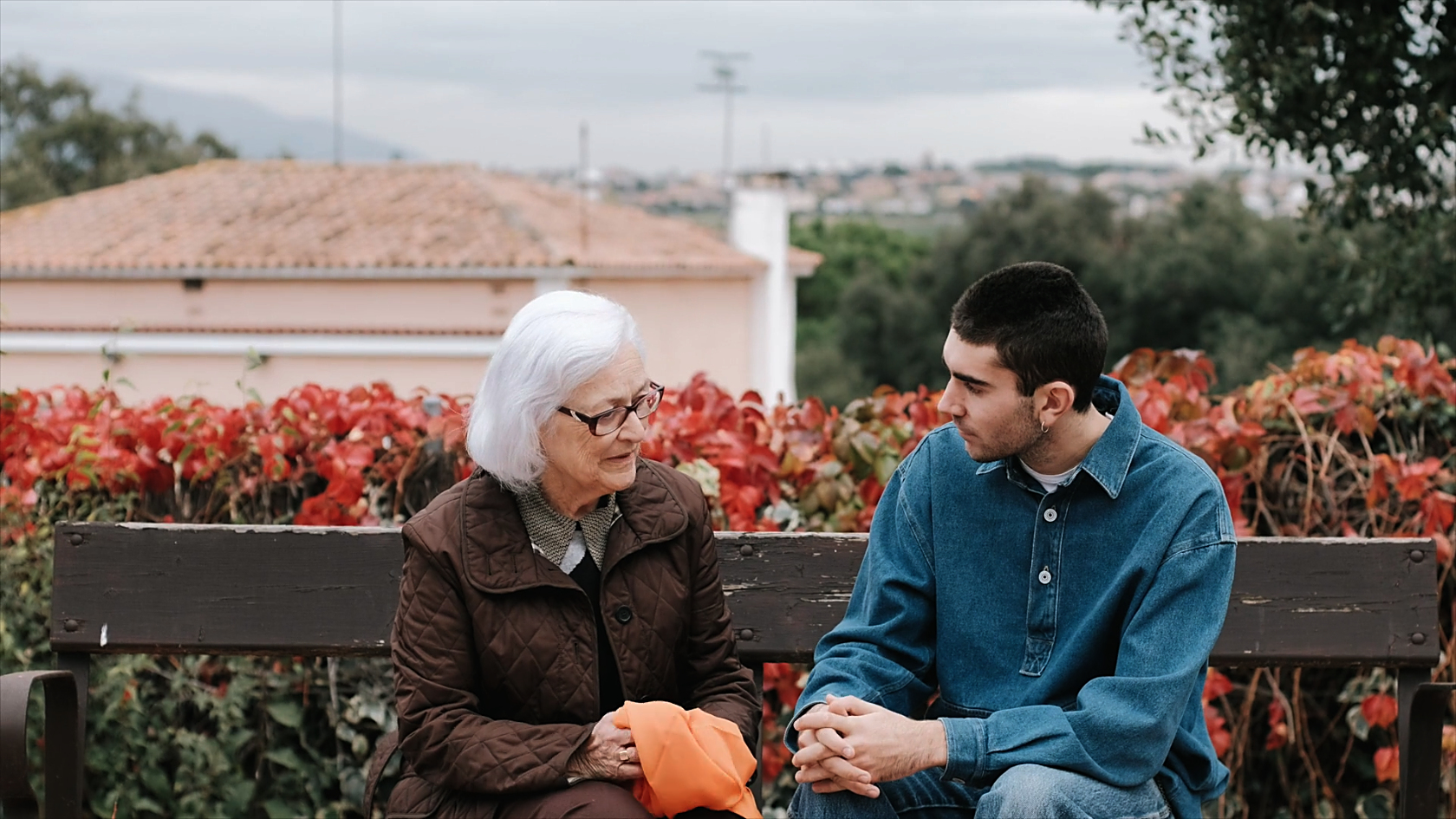 ¿Tienes sal? y Adopta Un Abuelo colaboran para acabar con la soledad en los barrios