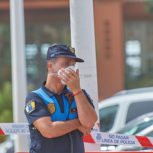 Un policía se protege con una mascarilla mientras custodia el Hotel H10 Costa Adeje Palace donde permanecen más de mil turistas aislados y custodiados por Policía Nacional al ser el lugar donde Un policía se protege con una mascarilla mientras custodia el Hotel H10 Costa Adeje Palace donde permanecen más de mil turistas aislados y custodiados por Policía Nacional al ser el lugar donde