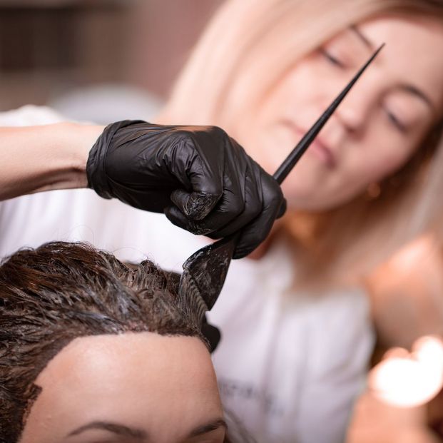 mujer recibiendo un tinte mujer recibiendo un tinte