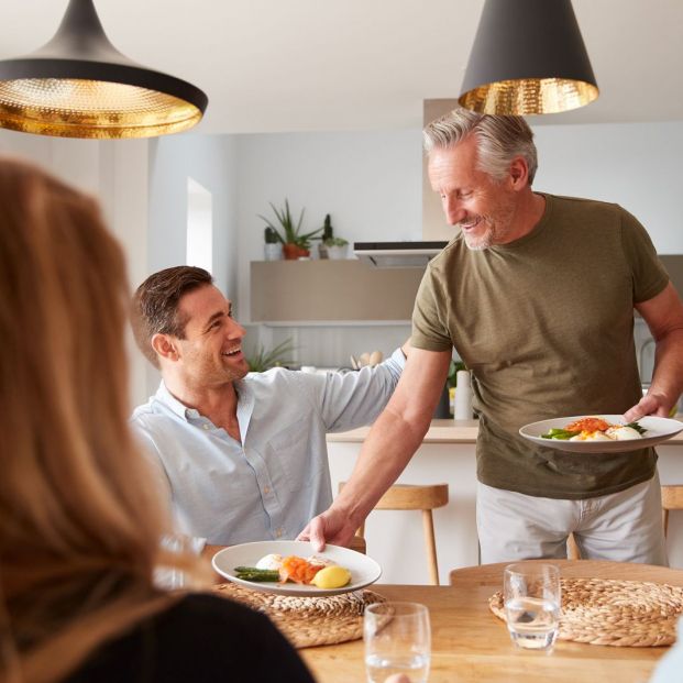 Diversos estudios alertan de consecuencias nefastas para la salud si comemos solos Diversos estudios alertan de consecuencias nefastas para la salud si comemos solos