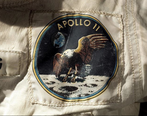 Parche del traje espacial del primer hombre que pisó la luna, Neil Armstrong, y que fue diseñado por su compañeroel piloto del módulo del Apolo XI, Michael Collins. 