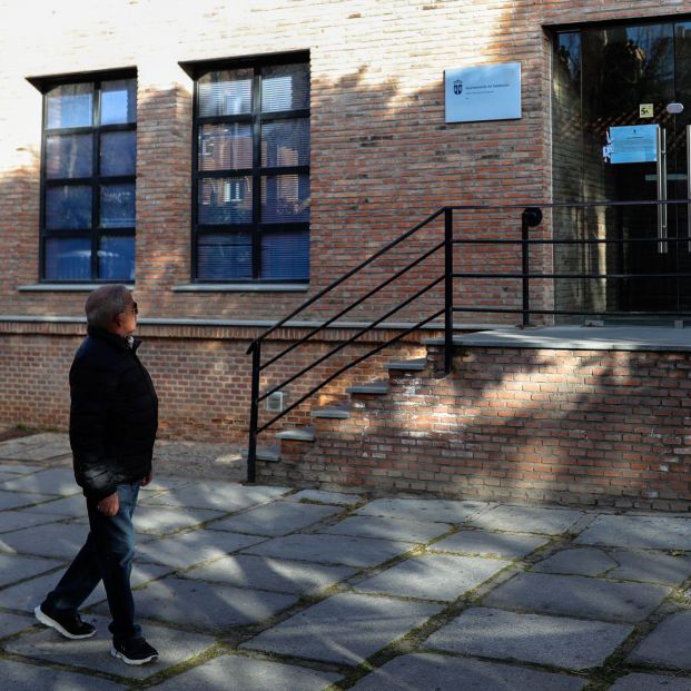 EuropaPress 2694699 hombre pasea cerca puerta entrada centro mayores valdemoro clausurado EuropaPress 2694699 hombre pasea cerca puerta entrada centro mayores valdemoro clausurado