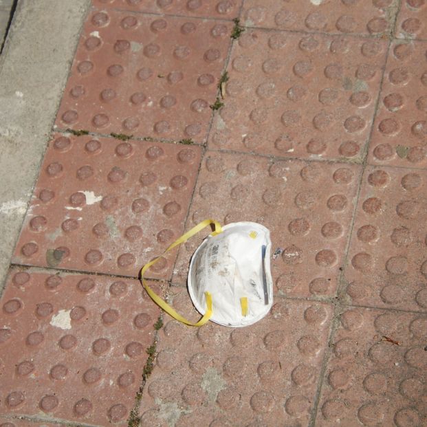 Mascarilla en el suelo. Foto: Pablo Recio Mascarilla en el suelo. Foto: Pablo Recio