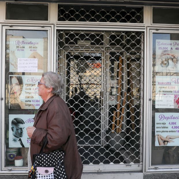 Sánchez rectifica y cierra las peluquerías, pero permite la atención a mayores en su casa