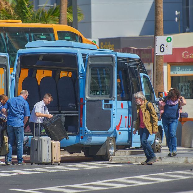 EuropaPress 2692880 varios turistas salen minibus llegar aeropuerto despues abandonar hotel h10