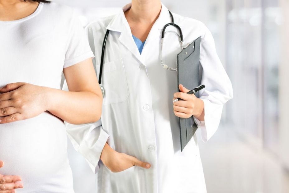 mujer embarazada con la ginecóloga mujer embarazada con la ginecóloga