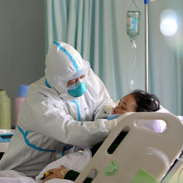 Medico militar atiende paciente enfermo coronavirus Medico militar atiende paciente enfermo coronavirus