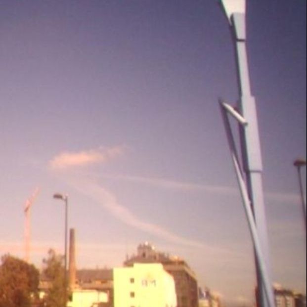 En lo relativo a la nomenclatura que se usa de manera habitual para referirse a las pensiones puede aparecer un concepto que quizá resulte desconocido: la tasa de reemplazo o de sustitución. ¿Qué significa esto y cómo afecta a los futuros pensionistas? En este caso, la definición se utiliza para las situaciones en las que se produce una pérdida del poder adquisitivo de una persona cuando vaya a acceder a la jubilación.Es decir, algo así como un indicador porcentual del porcentaje de ingresos que se verán reducidos cuando una persona deje de trabajar. Dicho de otro modo, se establece una comparación con el dinero del que se disponía en los últimos años cuando todavía era un trabajador que estaba en activo y percibía un sueldo.¿Qué es la conocida tasa de reemplazo o de sustitución de las pensiones? Poder adquisitivo tras la jubilación Como recuerdan desde la entidad financiera BBVA (@bbva) en este caso no se refiere a la pérdida de ganancias sino al poder adquisitivo ya que en ningún caso con el sistema público de pensiones de nuestro país se cubrirá un nivel de ingresos superior a la etapa previa en la que se estaba dentro del mercado laboral. A modo de ejemplo ilustrativo, si una persona tenía un sueldo de 2.000 euros brutos al mes y luego en la jubilación recibiese la mitad, la tasa de reemplazo o de sustitución será de un 50% en relación a los ingresos anteriores a la nueva etapa. Una fórmula muy sencilla que se obtiene dividiendo la pensión de jubilación que corresponde con el último salario recibido y después multiplicando, dicho resultado, por 100. Ahí está el porcentaje con el que una persona puede hacerse una idea más rápida y aproximada de cuál será su nivel adquisitivo a partir de ahora, en relación a lo que reciba mensualmente de la Seguridad Social (@empleogob). Además, esto puede servir de muestra, como recuerdan los expertos antes mencionados, para conocer los sistemas de pensiones que funcionan en el resto de la zona europea. Así, en este punto, en España la cifra de reemplazo es bastante elevado ya que el poder adquisitivo que se tendrá a partir de ahora será mucho menor en la mayoría de los casos. Y es que, según un informe elaborado por lla OCDE (@ocdeenespanol), la tasa de sustitución bruta en nuestro país estaría por encima de un 70% para un sueldo estándar, mientras que en otros países vecinos los porcentajes incluso se sitúan alrededor de un 21% como ocurre en el Reino Unido. Una circunstancia que se explica por el hecho de que en España no existen las aportaciones o sistemas voluntarios para las pensiones y estas solo se rigen por la cotización a la Seguridad Social. El ahorro individual, la clave Por ello y a la espera de nuevas reformas en el sistema público de pensiones, una buena idea para reducir (en la medida de cada uno) dicho porcentaje de reemplazo es apostar por el ahorro individual. Una recomendable opción como argumentan desde el mencionado banco para llegar a la jubilación (y posteriores años) con una mayor tranquilidad financiera. ¿Qué es la conocida tasa de reemplazo de las pensiones? Es decir, tratar de compensar de alguna manera la pérdida que se produce por dicha tasa de sustitución siendo precavido y previsor para ir guardando algo de dinero de cara a la jubilación. Un buen hábito, sobre todo en el caso de aquellas personas con un nivel de ingresos elevados, de cara al retiro dorado y que se puede lograr siguiendo algunas sencillas recomendaciones. El primer consejo es que lo importante es empezar cuanto antes a ahorrar y no dejarlo para el último año cuando la jubilación ya sea un hecho cercano. Por ejemplo, un caso práctico que puede servir de ayuda para hacerse una idea del dinero que se puede ir guardando: si una persona de 50 años empieza a ahorrar cada mes alrededor de 100 euros, cuando llegue el momento de dejar de trabajar tendrá aproximadamente unos 18.000 euros extras. Un dinero que incluso puede aumentar si se opta por algún tipo de inversión bancaria para sacarle algo de rentabilidad anual. Al hilo de lo anterior se puede plantear el acogerse a diferentes productos financieros para mover dicho dinero y que se pueda ganar algo más con el mismo. Así pues, según el tipo de ahorrador que se sea convendrá un servicio u otro. Por ejemplo, si se es más conservador se puede optar por planes de previsión asegurados o planes individuales de ahorro; mientras que si se es algo más arriesgado, algunas soluciones son los fondos de inversión, comprar acciones o destinar el dinero para activos inmobiliarios.Pero, antes de empezar a ahorrar es esencial conocer de antemano los factores que determinarán el porcentaje de ahorro en cada caso. Así pues, es una buena idea ir reservando dinero pero sin perder la perspectiva de que durante estos años hasta el retiro hay que seguir pagando una hipoteca (en los casos que así sea), los servicios básicos diarios, puede que se necesite dinero ante un imprevisto de salud o bien se tenga que ayudar a los hijos el día de mañana. Por último, tampoco viene mal que cada año aproximadamente se vaya revisando el plan de ahorro establecido para comprobar si se está cumpliendo el objetivo propuesto inicialmente. 