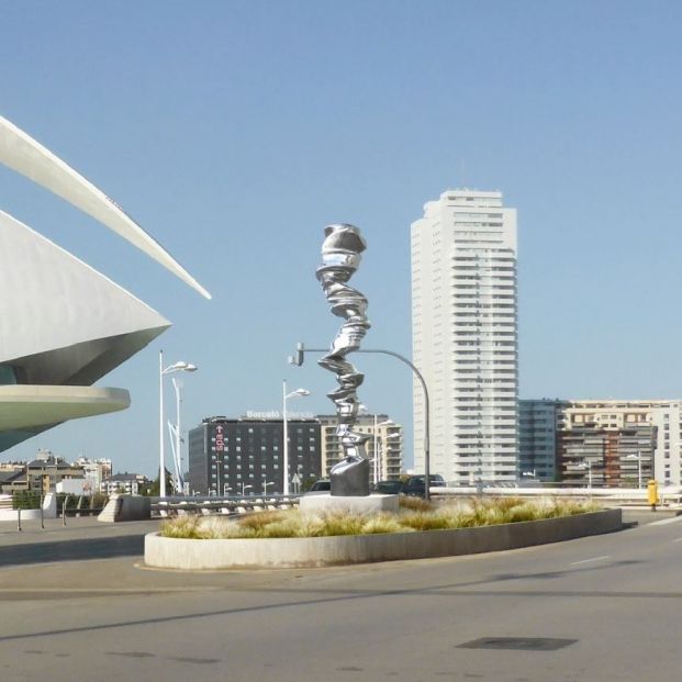 En lo relativo a la nomenclatura que se usa de manera habitual para referirse a las pensiones puede aparecer un concepto que quizá resulte desconocido: la tasa de reemplazo o de sustitución. ¿Qué significa esto y cómo afecta a los futuros pensionistas? En este caso, la definición se utiliza para las situaciones en las que se produce una pérdida del poder adquisitivo de una persona cuando vaya a acceder a la jubilación.Es decir, algo así como un indicador porcentual del porcentaje de ingresos que se verán reducidos cuando una persona deje de trabajar. Dicho de otro modo, se establece una comparación con el dinero del que se disponía en los últimos años cuando todavía era un trabajador que estaba en activo y percibía un sueldo.¿Qué es la conocida tasa de reemplazo o de sustitución de las pensiones? Poder adquisitivo tras la jubilación Como recuerdan desde la entidad financiera BBVA (@bbva) en este caso no se refiere a la pérdida de ganancias sino al poder adquisitivo ya que en ningún caso con el sistema público de pensiones de nuestro país se cubrirá un nivel de ingresos superior a la etapa previa en la que se estaba dentro del mercado laboral. A modo de ejemplo ilustrativo, si una persona tenía un sueldo de 2.000 euros brutos al mes y luego en la jubilación recibiese la mitad, la tasa de reemplazo o de sustitución será de un 50% en relación a los ingresos anteriores a la nueva etapa. Una fórmula muy sencilla que se obtiene dividiendo la pensión de jubilación que corresponde con el último salario recibido y después multiplicando, dicho resultado, por 100. Ahí está el porcentaje con el que una persona puede hacerse una idea más rápida y aproximada de cuál será su nivel adquisitivo a partir de ahora, en relación a lo que reciba mensualmente de la Seguridad Social (@empleogob). Además, esto puede servir de muestra, como recuerdan los expertos antes mencionados, para conocer los sistemas de pensiones que funcionan en el resto de la zona europea. Así, en este punto, en España la cifra de reemplazo es bastante elevado ya que el poder adquisitivo que se tendrá a partir de ahora será mucho menor en la mayoría de los casos. Y es que, según un informe elaborado por lla OCDE (@ocdeenespanol), la tasa de sustitución bruta en nuestro país estaría por encima de un 70% para un sueldo estándar, mientras que en otros países vecinos los porcentajes incluso se sitúan alrededor de un 21% como ocurre en el Reino Unido. Una circunstancia que se explica por el hecho de que en España no existen las aportaciones o sistemas voluntarios para las pensiones y estas solo se rigen por la cotización a la Seguridad Social. El ahorro individual, la clave Por ello y a la espera de nuevas reformas en el sistema público de pensiones, una buena idea para reducir (en la medida de cada uno) dicho porcentaje de reemplazo es apostar por el ahorro individual. Una recomendable opción como argumentan desde el mencionado banco para llegar a la jubilación (y posteriores años) con una mayor tranquilidad financiera. ¿Qué es la conocida tasa de reemplazo de las pensiones? Es decir, tratar de compensar de alguna manera la pérdida que se produce por dicha tasa de sustitución siendo precavido y previsor para ir guardando algo de dinero de cara a la jubilación. Un buen hábito, sobre todo en el caso de aquellas personas con un nivel de ingresos elevados, de cara al retiro dorado y que se puede lograr siguiendo algunas sencillas recomendaciones. El primer consejo es que lo importante es empezar cuanto antes a ahorrar y no dejarlo para el último año cuando la jubilación ya sea un hecho cercano. Por ejemplo, un caso práctico que puede servir de ayuda para hacerse una idea del dinero que se puede ir guardando: si una persona de 50 años empieza a ahorrar cada mes alrededor de 100 euros, cuando llegue el momento de dejar de trabajar tendrá aproximadamente unos 18.000 euros extras. Un dinero que incluso puede aumentar si se opta por algún tipo de inversión bancaria para sacarle algo de rentabilidad anual. Al hilo de lo anterior se puede plantear el acogerse a diferentes productos financieros para mover dicho dinero y que se pueda ganar algo más con el mismo. Así pues, según el tipo de ahorrador que se sea convendrá un servicio u otro. Por ejemplo, si se es más conservador se puede optar por planes de previsión asegurados o planes individuales de ahorro; mientras que si se es algo más arriesgado, algunas soluciones son los fondos de inversión, comprar acciones o destinar el dinero para activos inmobiliarios.Pero, antes de empezar a ahorrar es esencial conocer de antemano los factores que determinarán el porcentaje de ahorro en cada caso. Así pues, es una buena idea ir reservando dinero pero sin perder la perspectiva de que durante estos años hasta el retiro hay que seguir pagando una hipoteca (en los casos que así sea), los servicios básicos diarios, puede que se necesite dinero ante un imprevisto de salud o bien se tenga que ayudar a los hijos el día de mañana. Por último, tampoco viene mal que cada año aproximadamente se vaya revisando el plan de ahorro establecido para comprobar si se está cumpliendo el objetivo propuesto inicialmente. 