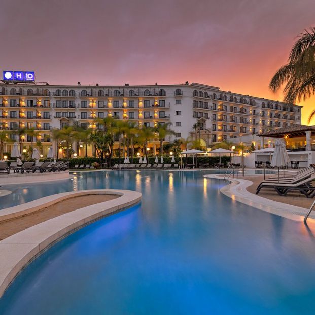 Piscina al anochecer en el H10 Andalucía Plaza (H10 Hotels)