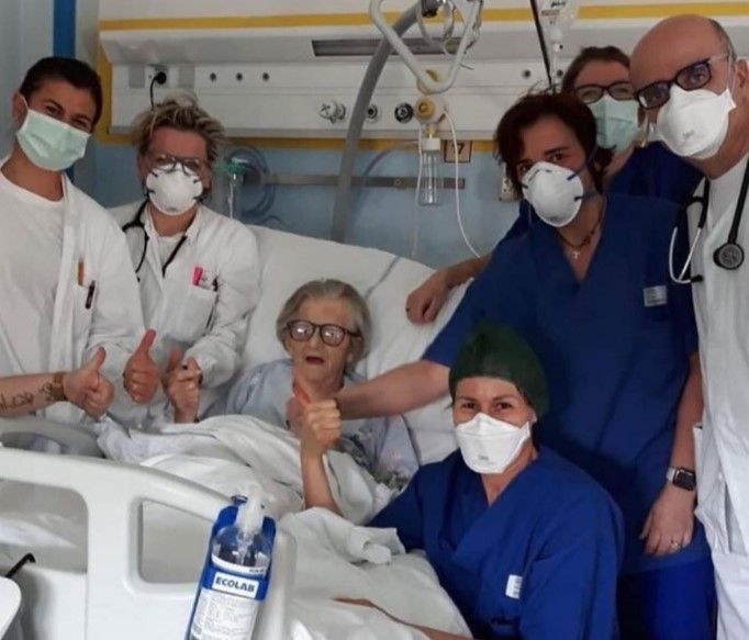 La mujer de 95 años recuperada del coronavirus en Módena La mujer de 95 años recuperada del coronavirus en Módena