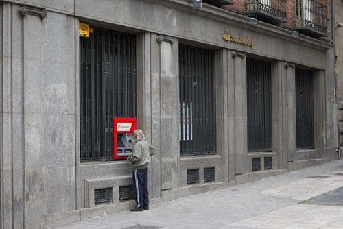 persona saca dinero cajero centro madrid amanece totalmente vacio persona saca dinero cajero centro madrid amanece totalmente vacio