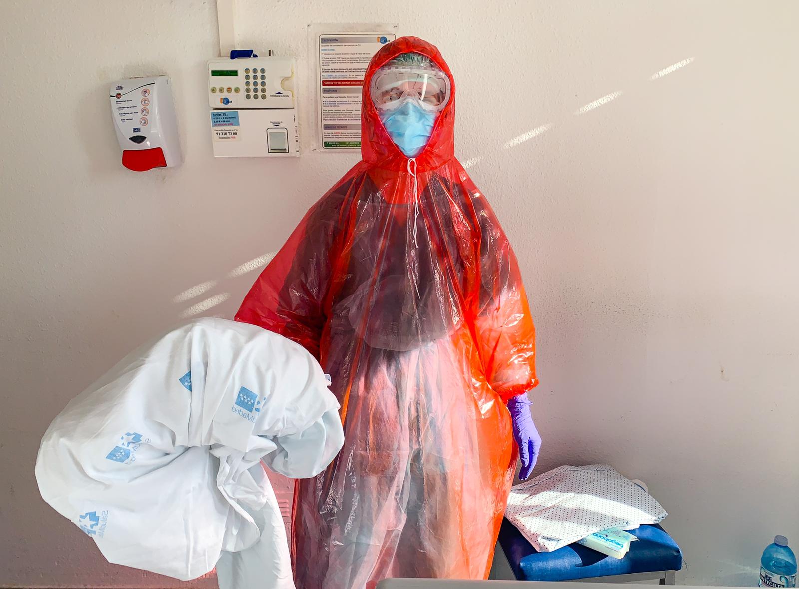 Sanitarios con chubasqueros de los chinos