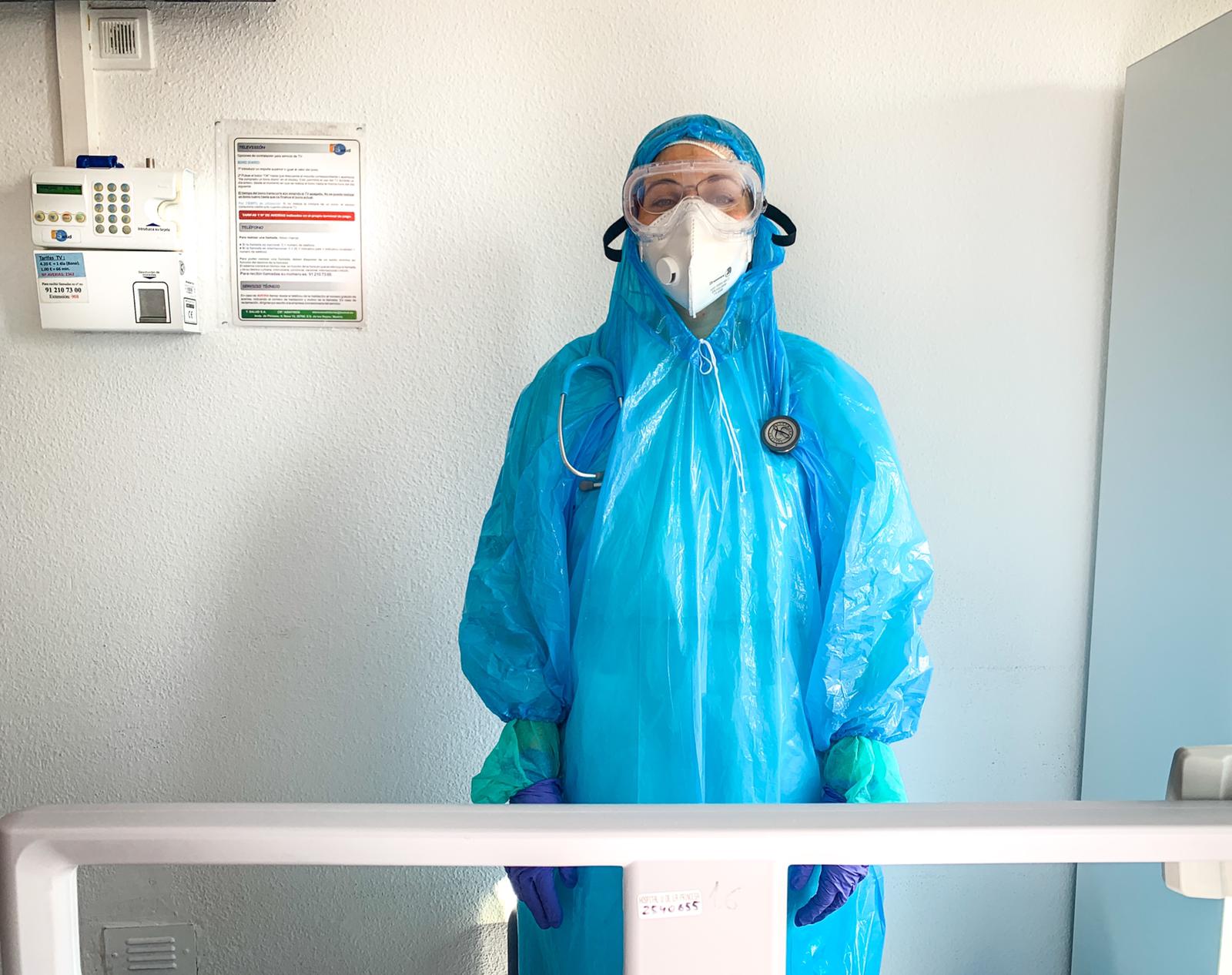 Sanitarios con chubasqueros de los chinos