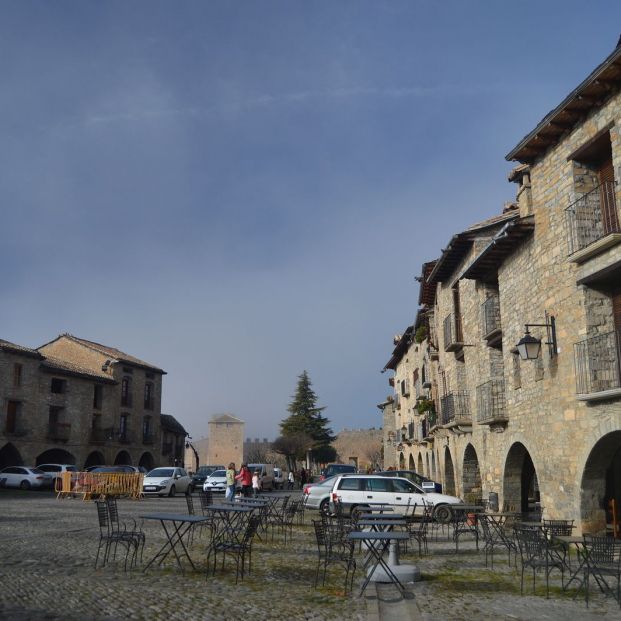 Plazas mayores antiguas: Aínsa (bigstock) Plazas mayores antiguas: Aínsa (bigstock)