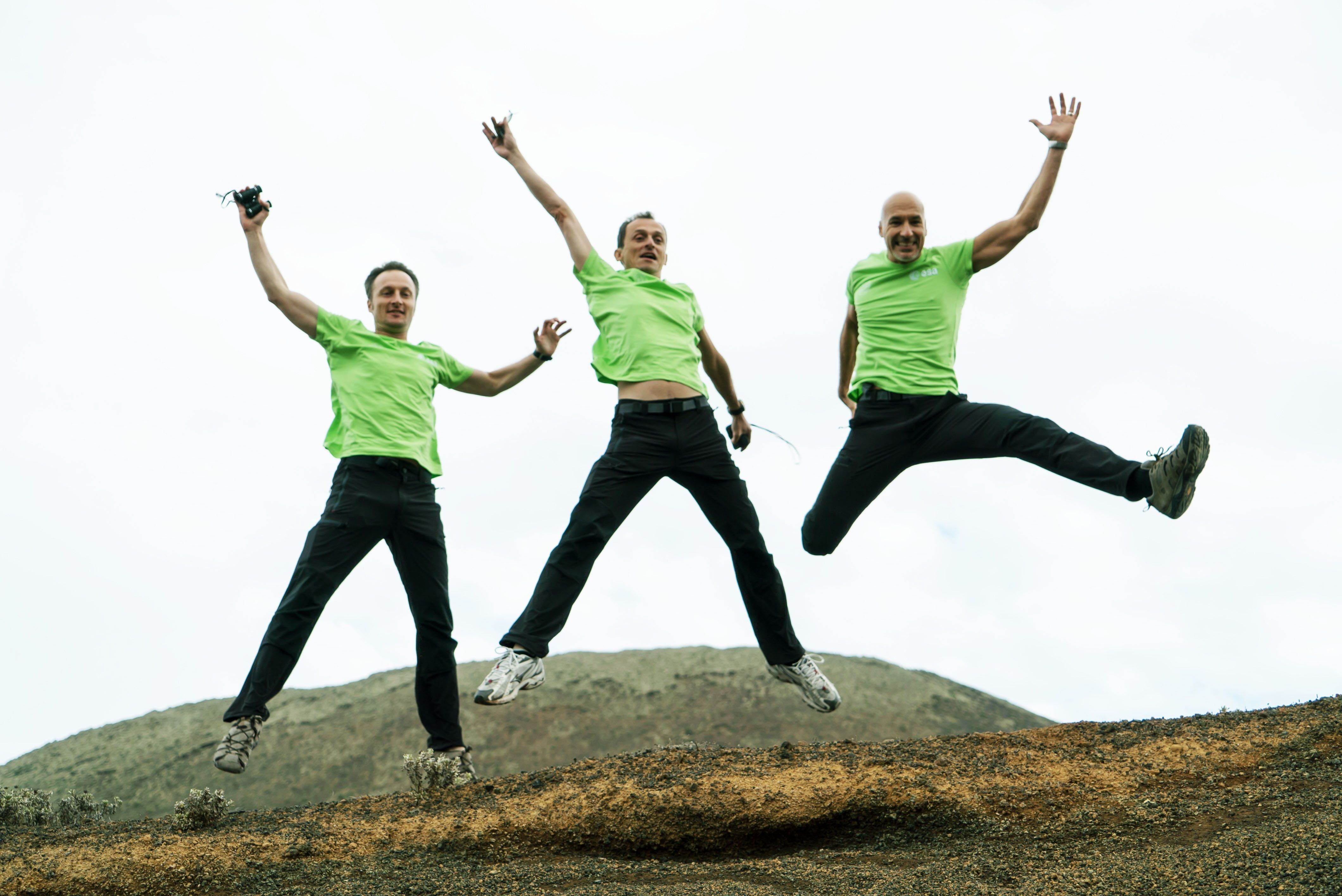 El mejor, y más sencillo, ejercicio físico durante el confinamiento. De izquierda a derecha: los astronautas de la ESA Matthias Maurer, Pedro Duque y Luca Parmitano en un viaje de campo para el curso de formación geológica Pangea. Foto: EuropaPress