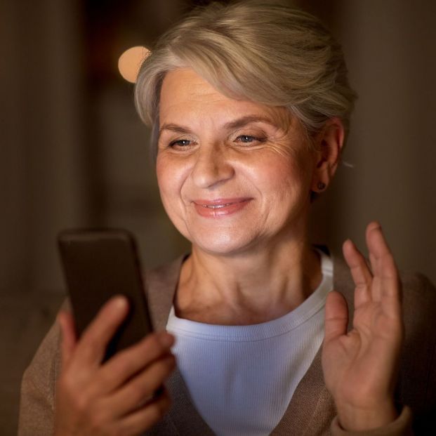 Mujer chateando móvil