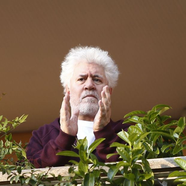 Almodovar aplaude sanitarios balcón domicilio Almodovar aplaude sanitarios balcón domicilio