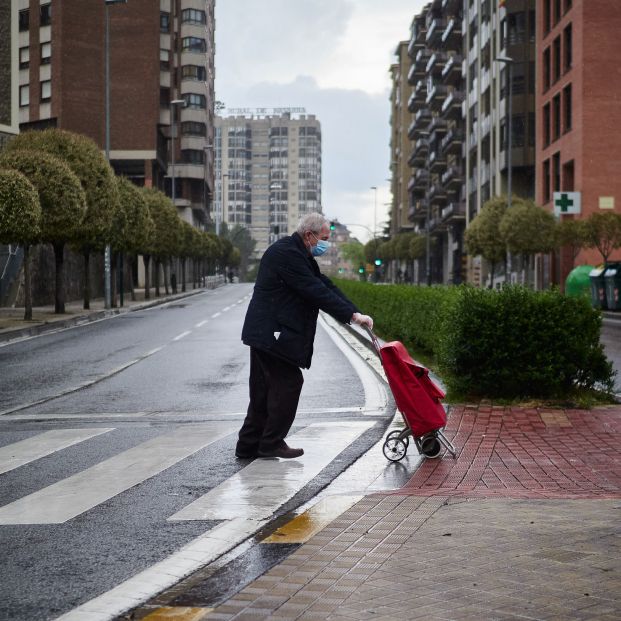 Médicos y psicólogos analizan pros y contras de que los mayores sean los últimos en salir de casa