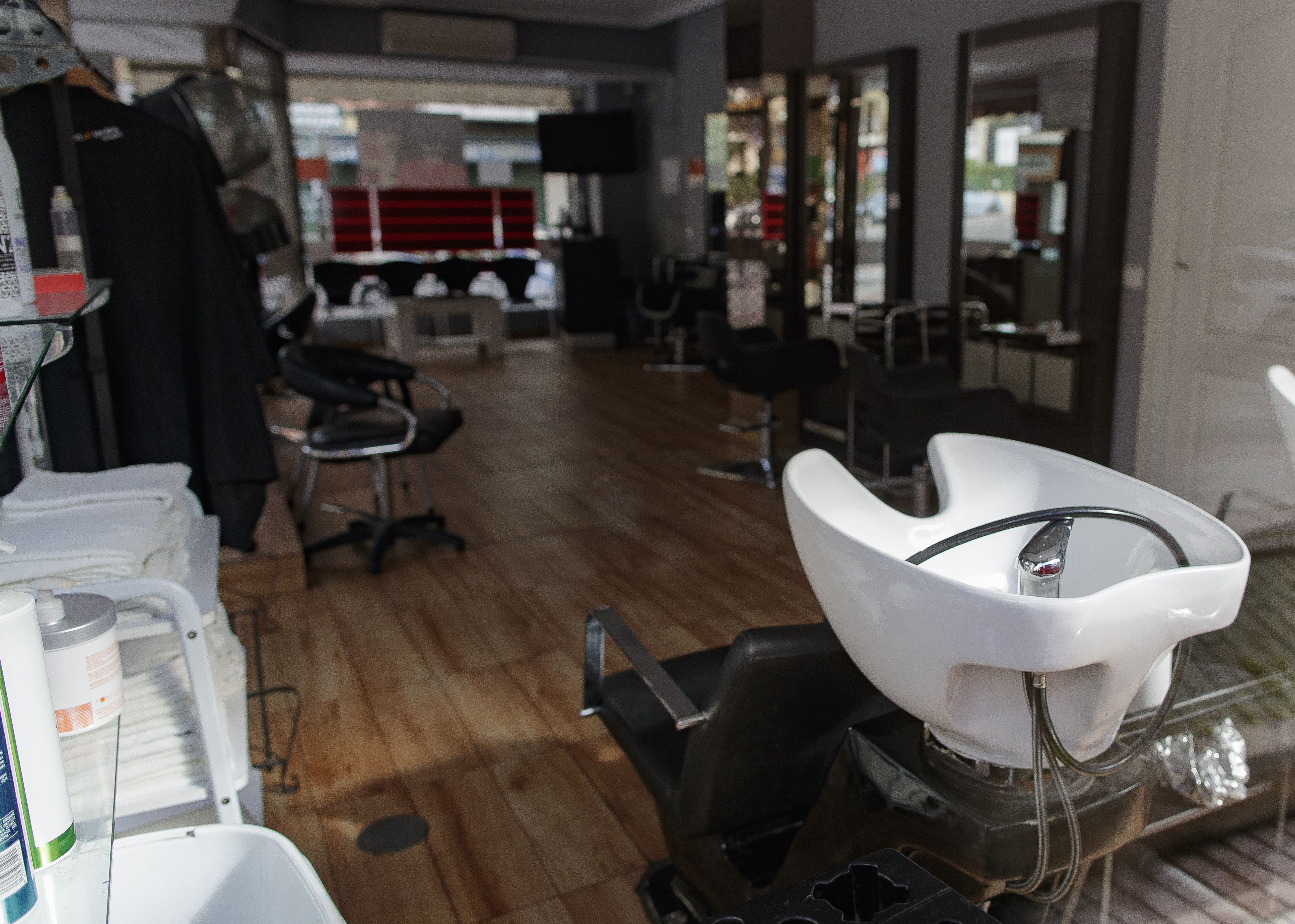 Las peluquerías alertan de que no pueden garantizan su apertura el 4 de mayo