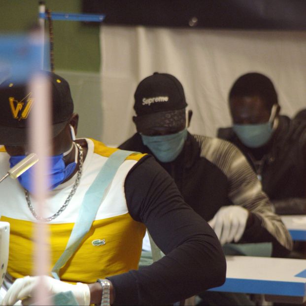 LOS MANTEROS FABRICAN Y DONAN 5.200 BATAS Y MASCARILLAS A HOSPITALES CATALANES. Foto:Europa Press LOS MANTEROS FABRICAN Y DONAN 5.200 BATAS Y MASCARILLAS A HOSPITALES CATALANES. Foto:Europa Press