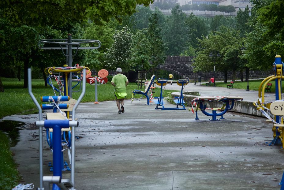 EuropaPress 2985370 persona sale correr zona actividades aun cerrada vuelta aranzadi primer dia