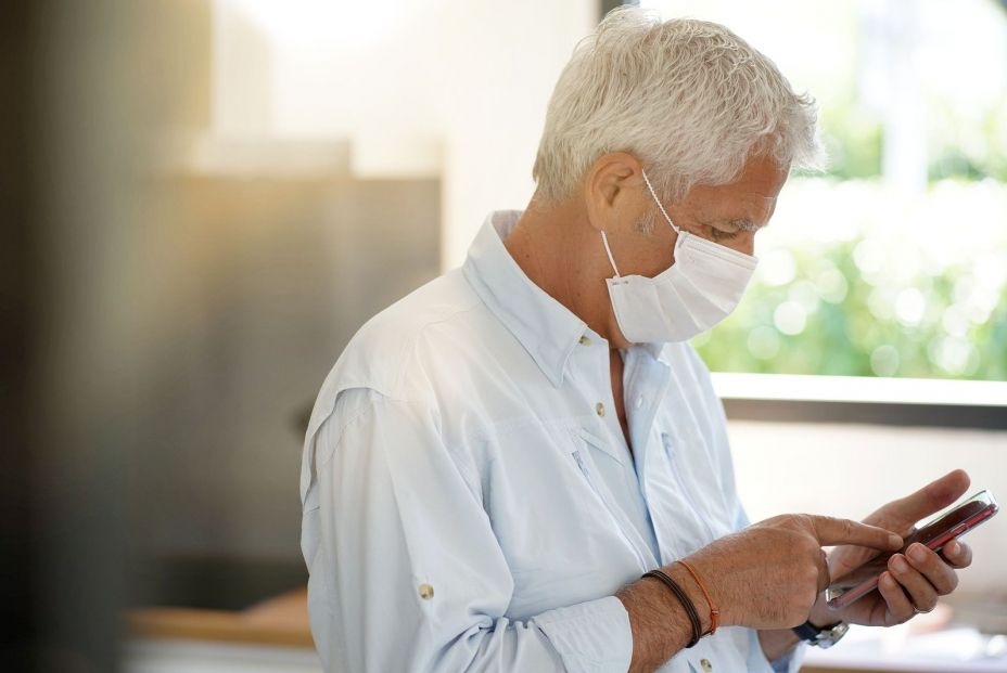 El truco de Apple para poder desbloquear el móvil con la mascarilla puesta El truco de Apple para poder desbloquear el móvil con la mascarilla puesta