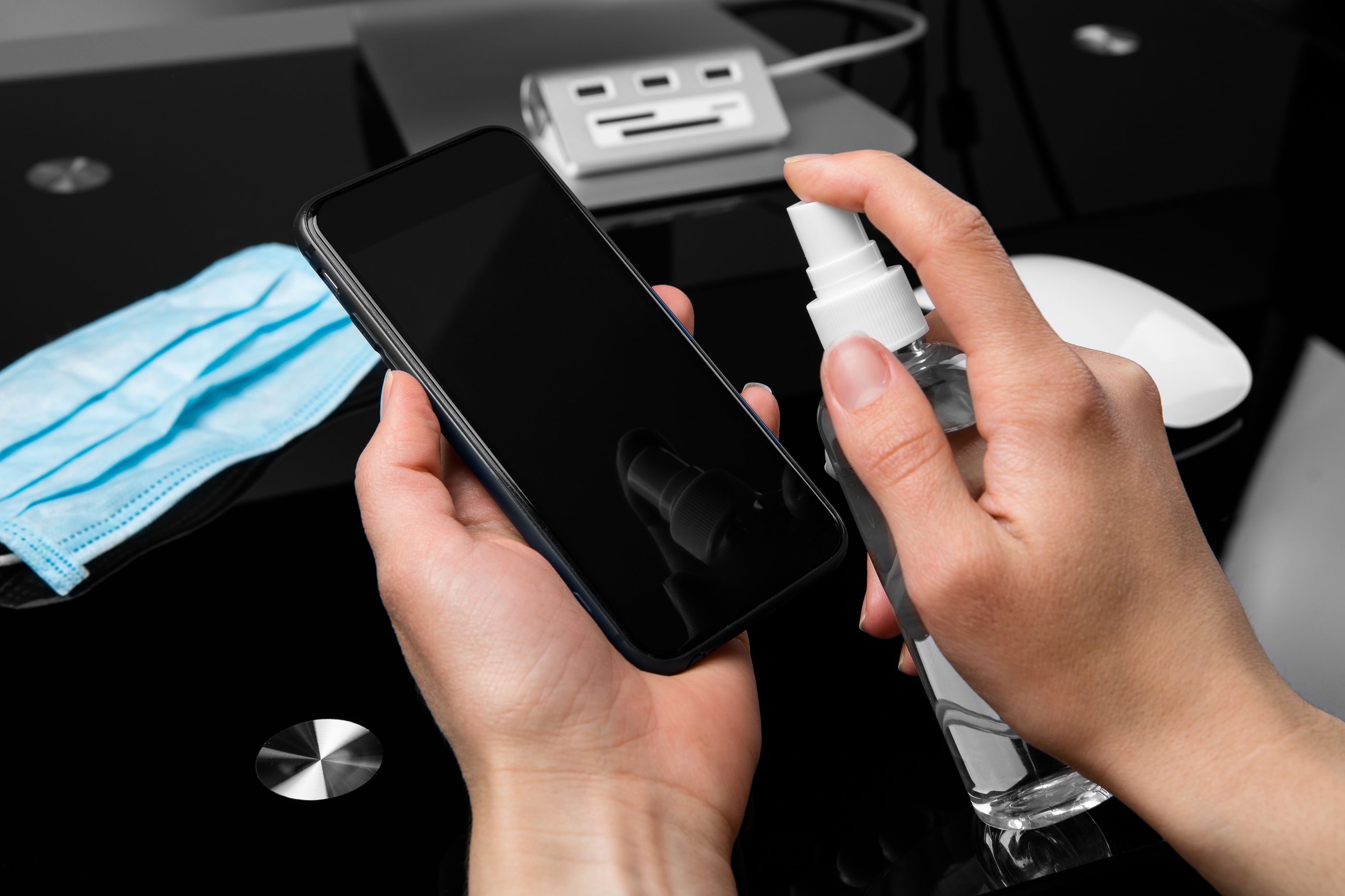 Coronavirus: así tienes que limpiar tu teléfono móvil para evitar el contagio