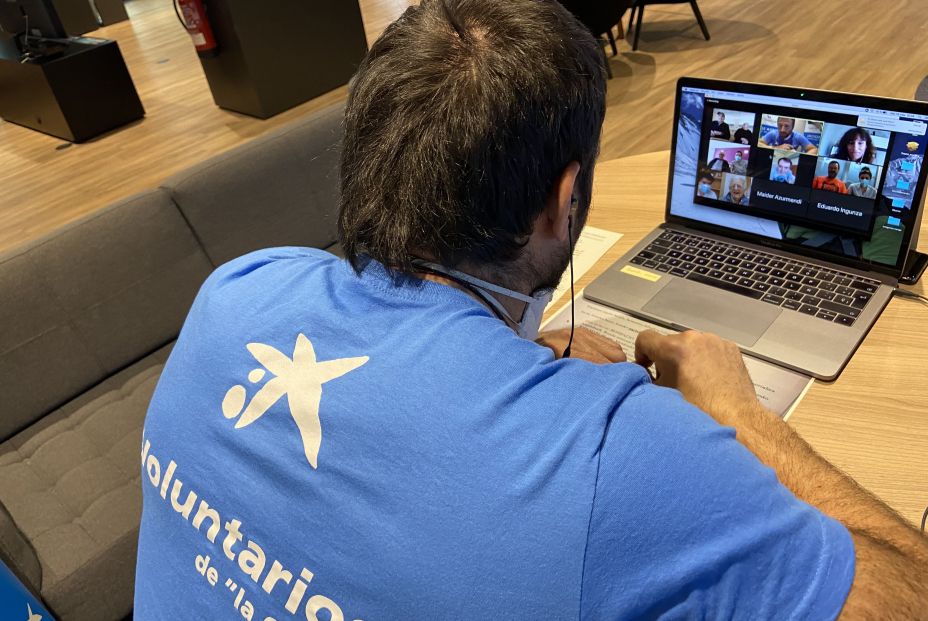 'Encuentros de altura' entre el montañero Alex Txikon y usuarios de residencias de mayores