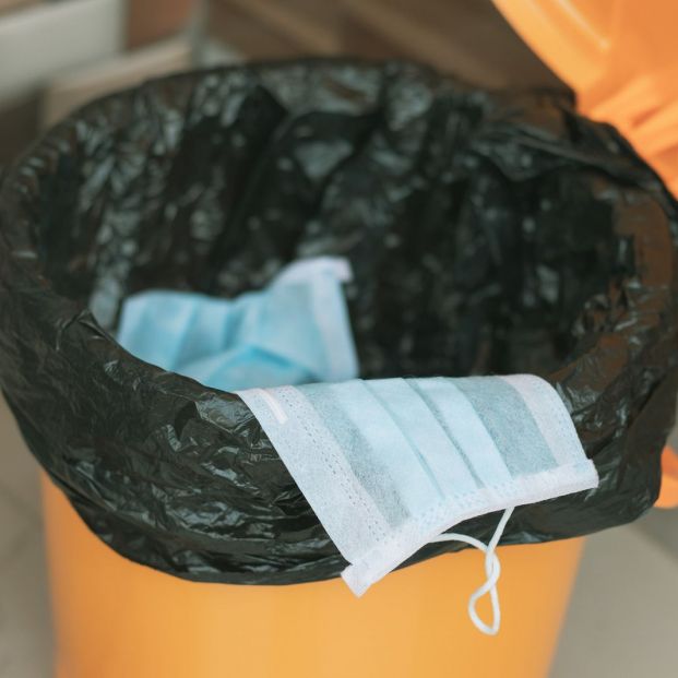 ¿A qué basura debo tirar los guantes y las mascarillas usadas? ¿A qué basura debo tirar los guantes y las mascarillas usadas?