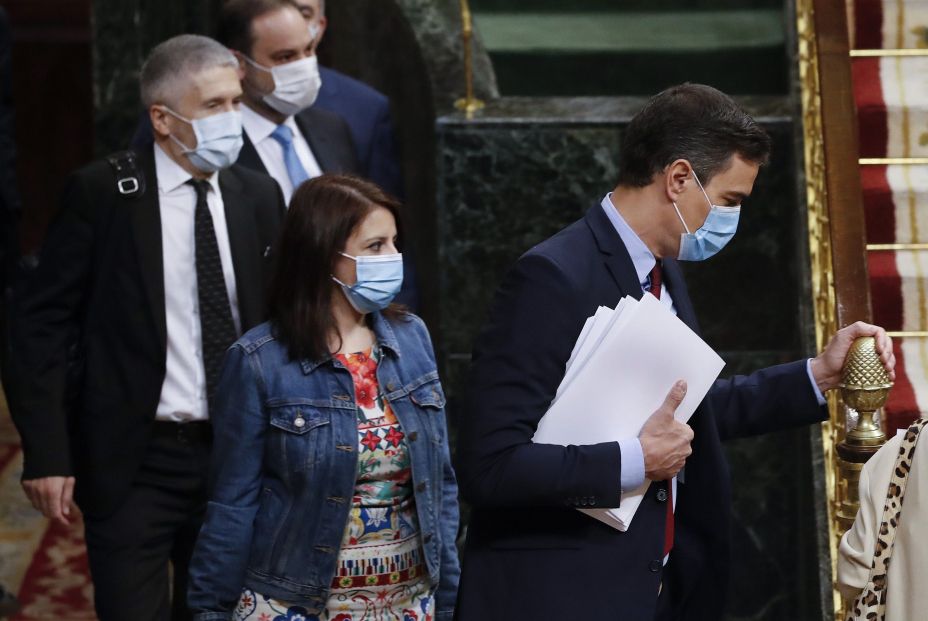 El Pleno del Congreso ha aprobado este miércoles la quinta prórroga del estado de alarma decretado por el Gobierno por la pandemia del coronavirus, que llevará las restricciones hasta las cero horas el próximo 7 de junio. Aunque ha alcanzado justo la mayoría absoluta, sumando 177 votos, esta nueva ampliación ha encontrado más oposición que nunca pues el PP se ha pasado al 'bloque del No', donde ya estaban Vox y los independentistas de ERC y Junts, entre otros.El Ejecutivo decretó el estado de alarma el pasado 14 de marzo para poder adoptar medidas extraordinarias contra el Covid-19 y con ésta ya son cinco las ocasiones en las que el Congreso ha avalado la propuesta del Gobierno de ampliar esta situación excepcional, aunque, eso sí, cada vez con menos apoyos.La primera prórroga, la del 23 de marzo, no tuvo votos en contra, pero a la segunda, el 9 de abril, ya se opusieron Vox y la CUP (54 votos). En la el día 22 de ese mes, el bloque del 'No' llegó a 64 votos al sumarse Junts, y en la siguiente también ERC y Foro Asturias se pasaron al voto en contra, hasta completar 75 diputados.En la votación de este miércoles el 'bloque del No' ha marcado su cota más alta al sumar 162 votos, pues se ha sumado el PP, que hace quince días había pasado a la abstención, y Compromís, que hasta ahora venía apoyando todas las prórrogas.Pese a aumentar el número de diputados que se suman al bloque del 'no' en esta nueva ampliación del estado de alarma, el decreto de prórroga ha salido adelante porque, además del PSOE y Unidas Podemos, también ha contado con el respaldo de Ciudadanos, el PNV, Más País, CC, el PRC y Teruel Existe, que juntos alcanzan la mayoría absoluta de la Cámara (177 votos).Se han registrado también once abstenciones de Bildu, UPN, el Bloque Nacionalista Galego (BNG), Nueva Canarias y el diputado de Soberanistes que forma parte del grupo de ERC, Joan Josep Nuet.Como viene ocurriendo desde la declaración del estado de alarma, mayoría de los diputados han votado desde casa para no tener que desplazarse al hemiciclo. Así, 304 diputados se han acogido al procedimiento de voto telemático.La renovación del estado de alarma se ha aprobado según las condiciones que propuso el Gobierno tras su acuerdo con Ciudadanos, ya que el Congreso había rechazado horas antes las propuestas de modificación que habían presentado ERC, Cs, Más País, Compromís, el BNG y Foro Asturias.