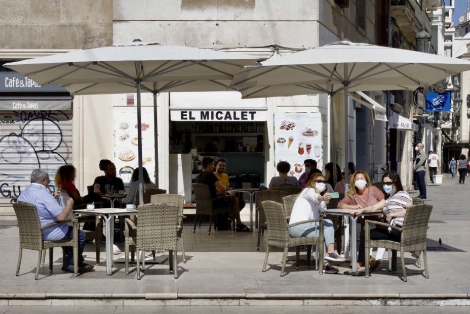 Fumar en terrazas y espacios públicos aumenta el riesgo de contagio de coronavirus Fumar en terrazas y espacios públicos aumenta el riesgo de contagio de coronavirus