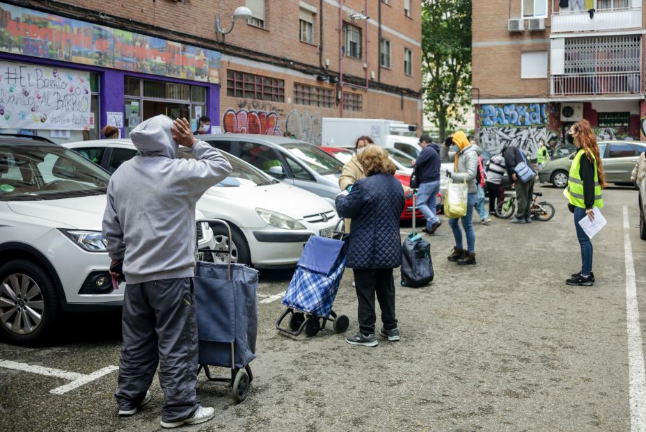 vecinos realizan cola recoger bolsas asociacion vecinos parque aluche donde