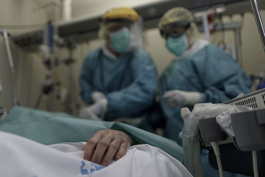 personal sanitario totalmente protegido atiende paciente ingresado unidad personal sanitario totalmente protegido atiende paciente ingresado unidad