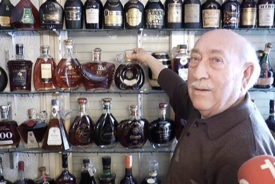 Un jubilado de Elche, el campeón de las botellas de Brandy