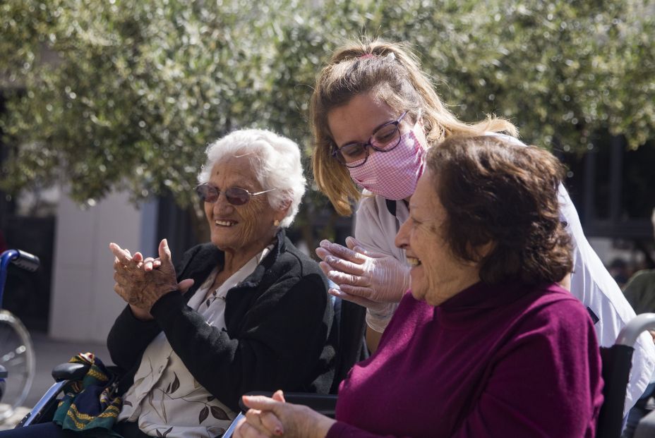 Vitalia Home crea un protocolo de seguridad para recuperar visitas de familiares en sus residencias