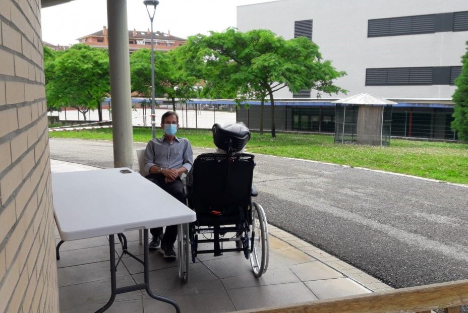 Mayores reciben las primeras visitas en residencias: "Lo que más me dolió fue no poder besarla"