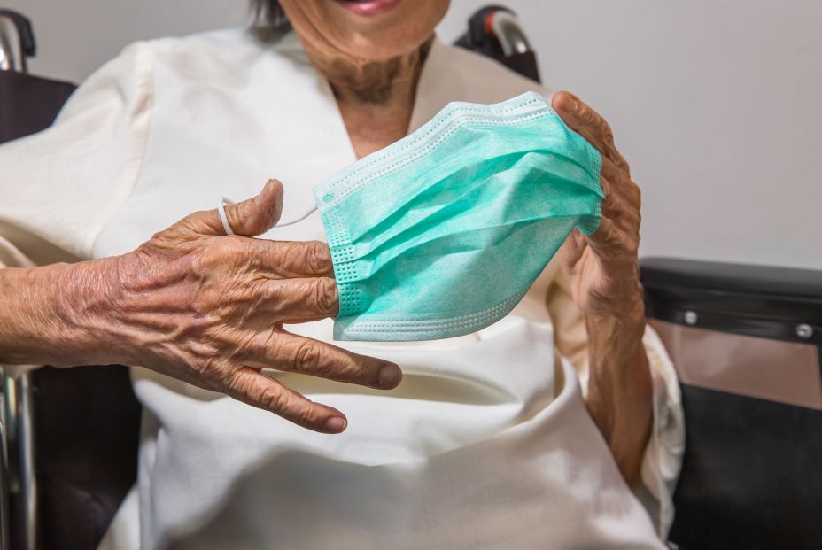 Usuarios de residencias de mayores de Madrid podrán recibir visitas con restricciones en la fase 2 Usuarios de residencias de mayores de Madrid podrán recibir visitas con restricciones en la fase 2